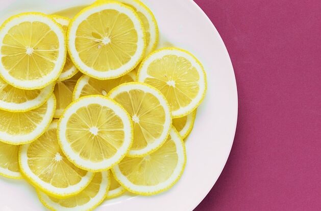 يحتوي الليمون على فيتامين سي ، وهو منبه قوي